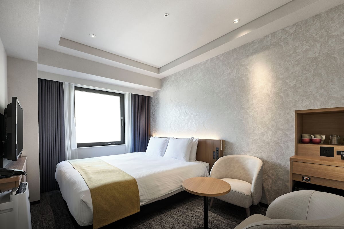 Premium bedding, down comforters, in-room safe, blackout drapes