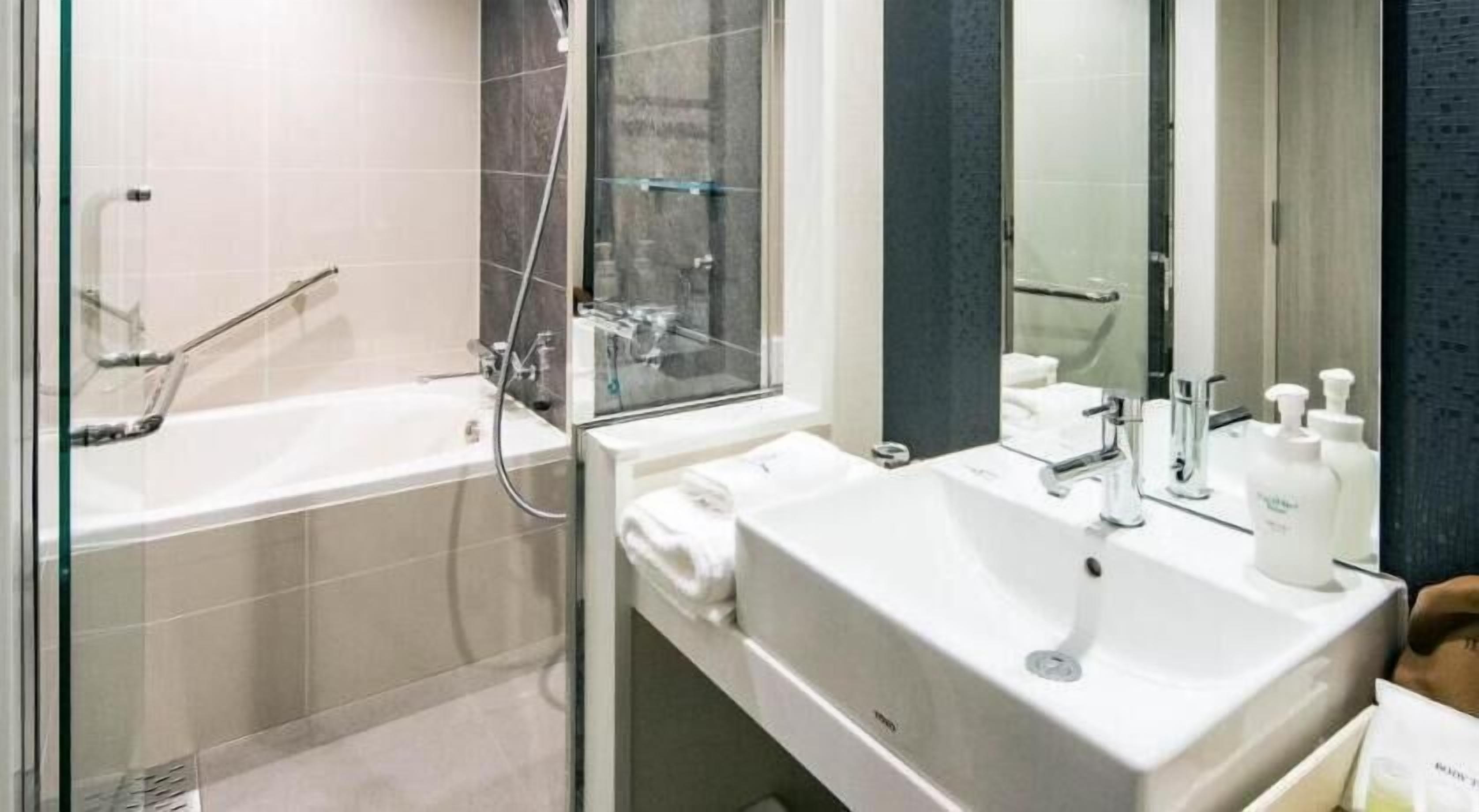 Baño | Tina con regadera, tina profunda, regadera tipo lluvia 