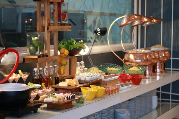 Daily buffet breakfast for a fee