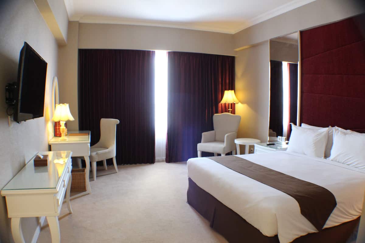 Premium bedding, in-room safe, desk, laptop workspace