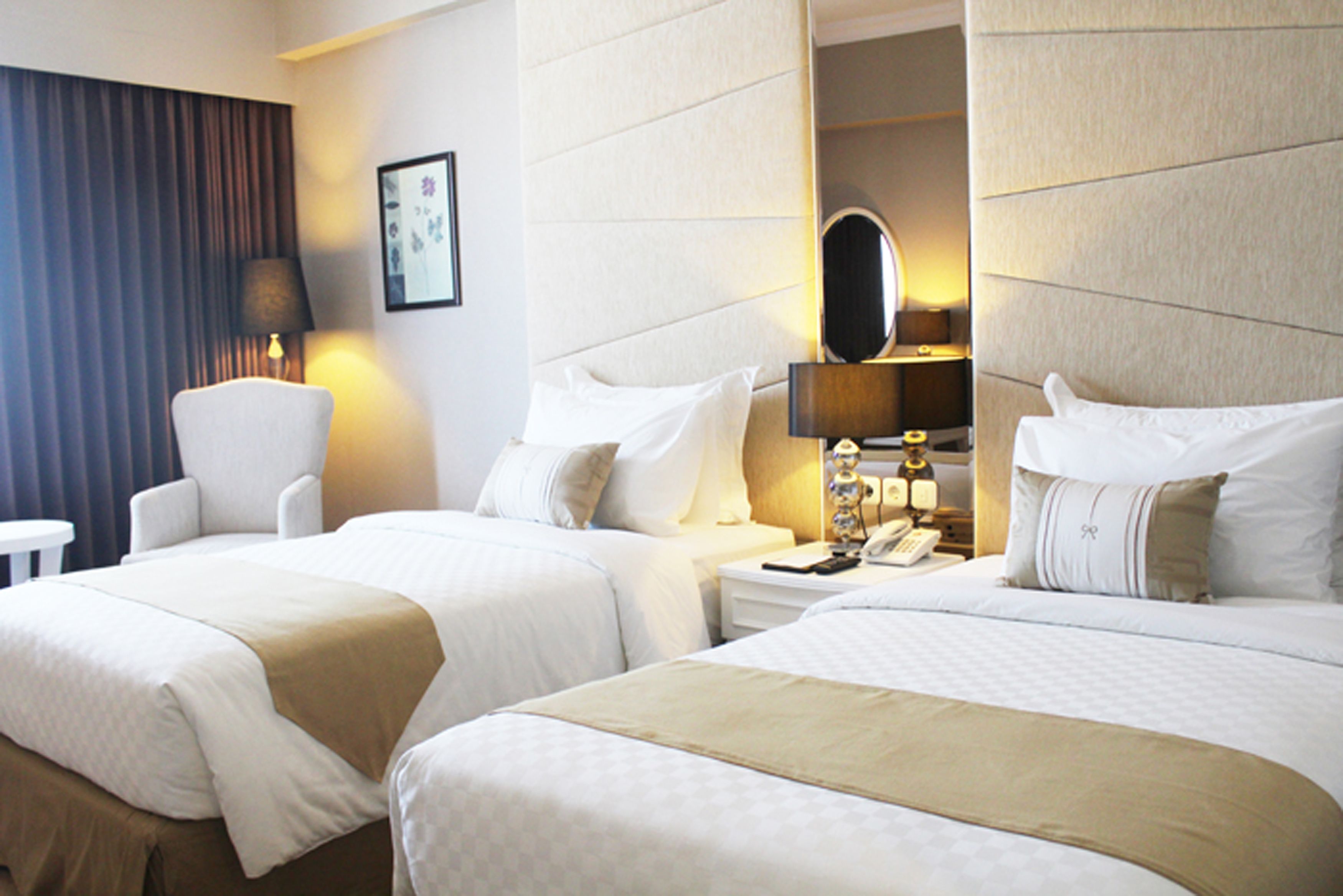 Seprai premium, brankas, meja kerja, dan ruang kerja ramah laptop