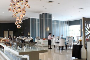 2 restaurants, serveren ontbijt, lunch, diner, internationale gerechten