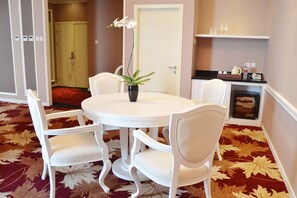 2 restaurants; breakfast, lunch, and dinner served - Golden Tulip Legacy Surabaya (Surabaya)