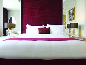 Deluxe tweepersoonskamer | Luxe beddengoed, een kluis op de kamer, een bureau, een laptopwerkplek