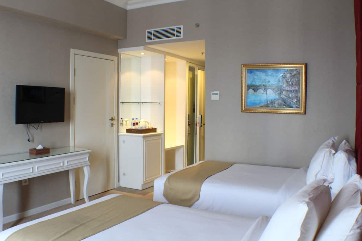 Premium bedding, in-room safe, desk, laptop workspace
