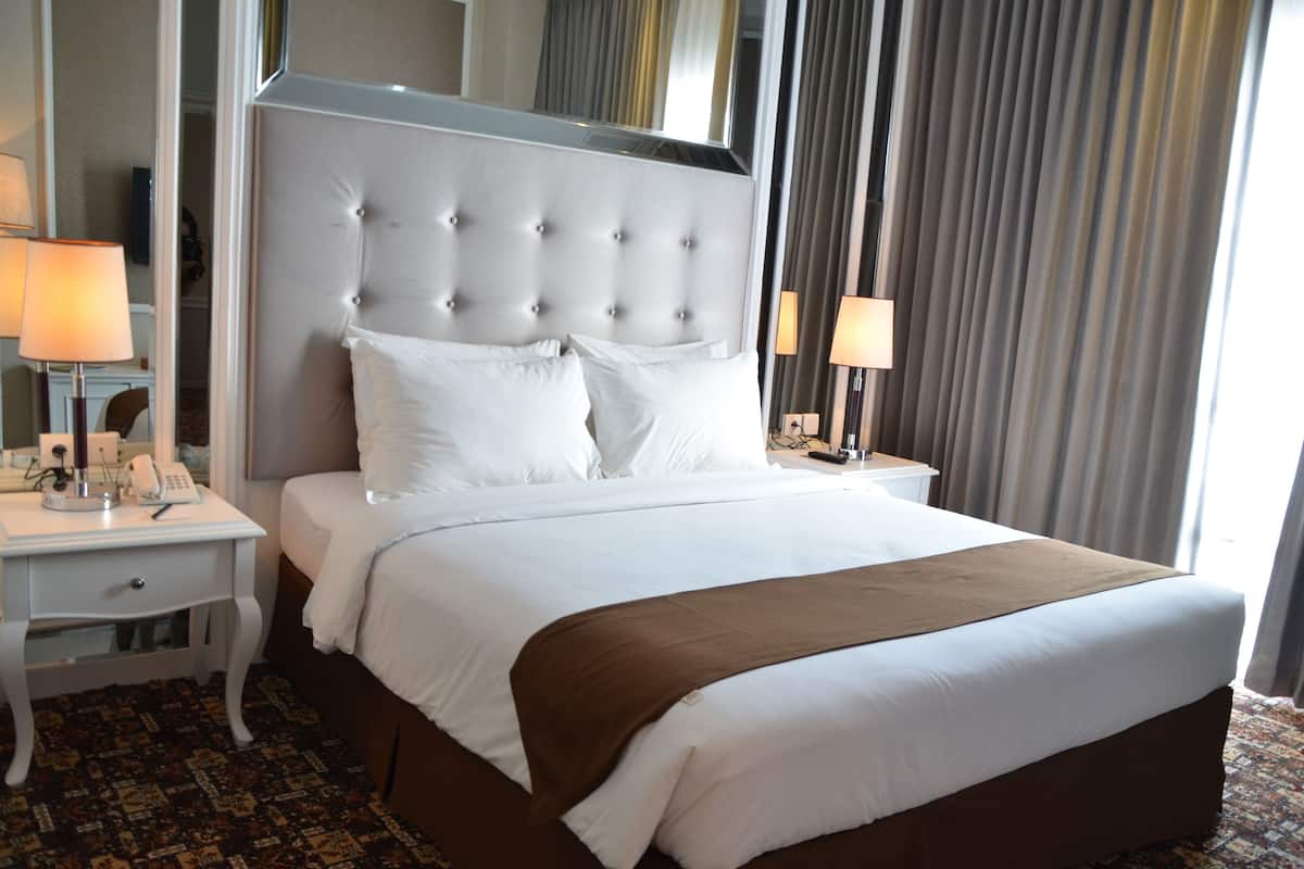Premium bedding, in-room safe, desk, laptop workspace