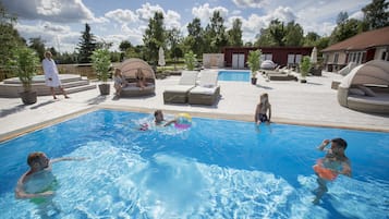 2 outdoor pools, pool loungers