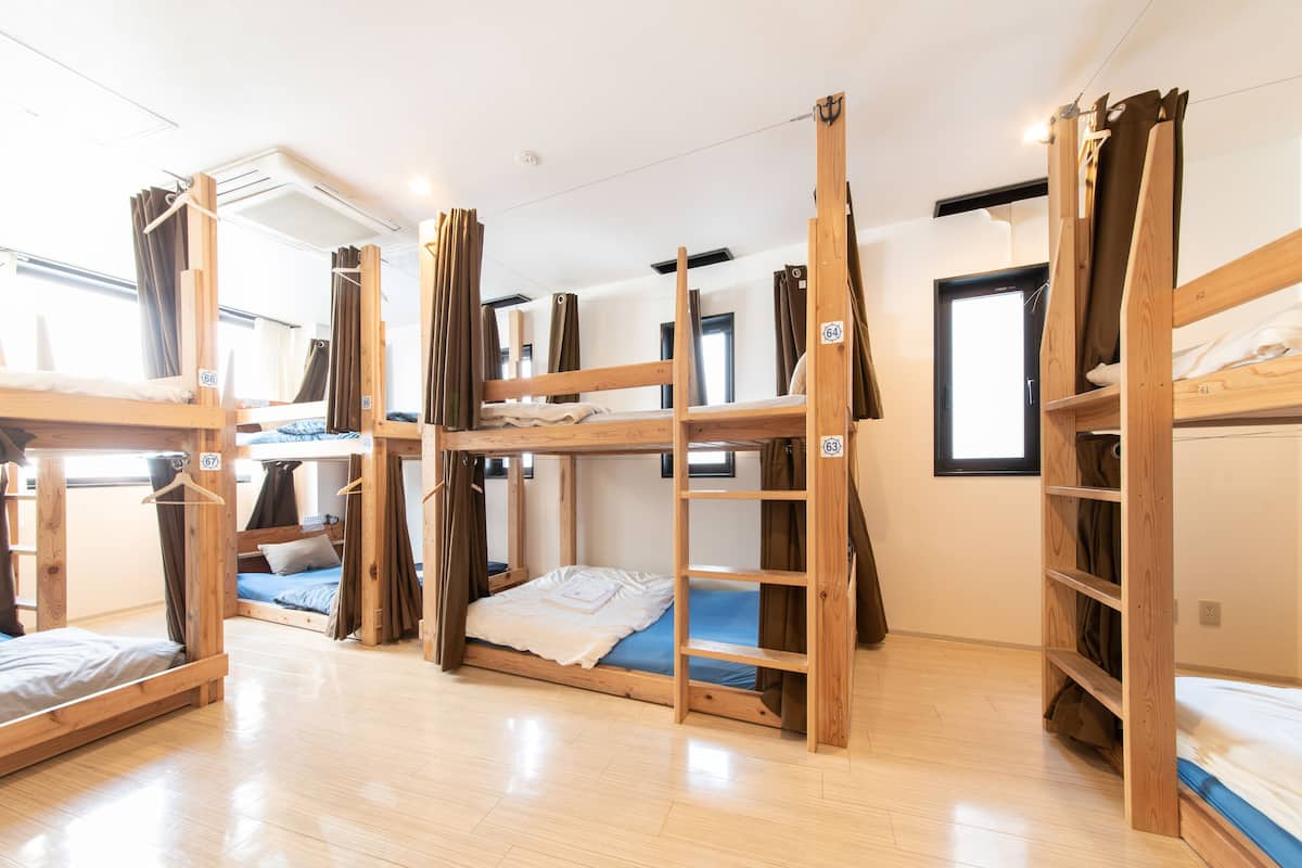 Familiekamer, niet-roken, gedeelde badkamer (up to 8 Guests) | Een kluis op de kamer, individueel gedecoreerd, verduisterende gordijnen