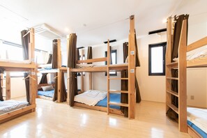 패밀리룸, 금연, 공용 욕실 (up to 8 Guests) | 객실 내 금고, 각각 다른 스타일의 인테리어, 암막 커튼, 무료 WiFi