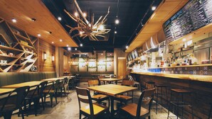 Lunch and dinner served - Ark Hostel & Cafe Dining (Osaka)