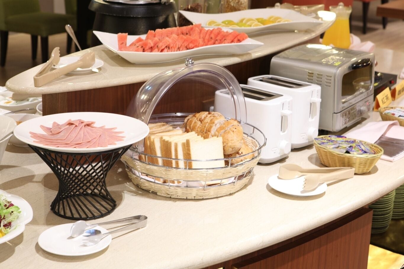 Un buffet con diversi cibi e utensili.