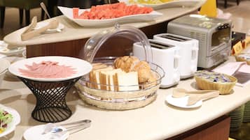 Un buffet con diversi cibi e utensili.