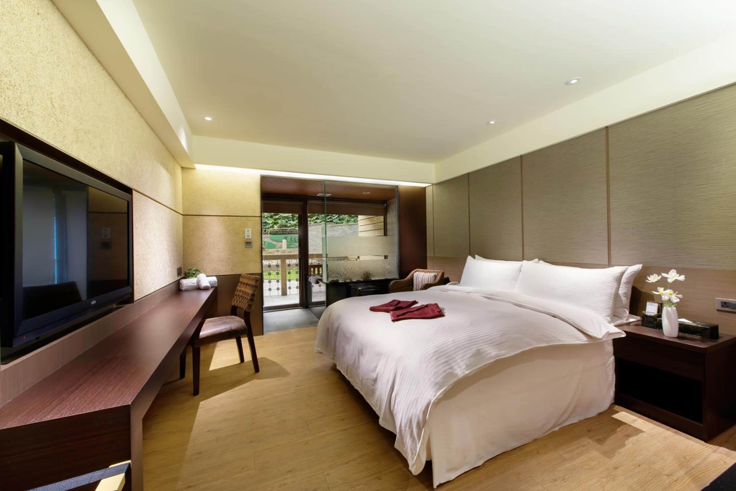 deluxe room, 1 queen bed | premium bedding, minibar, in-room safe, free wifi