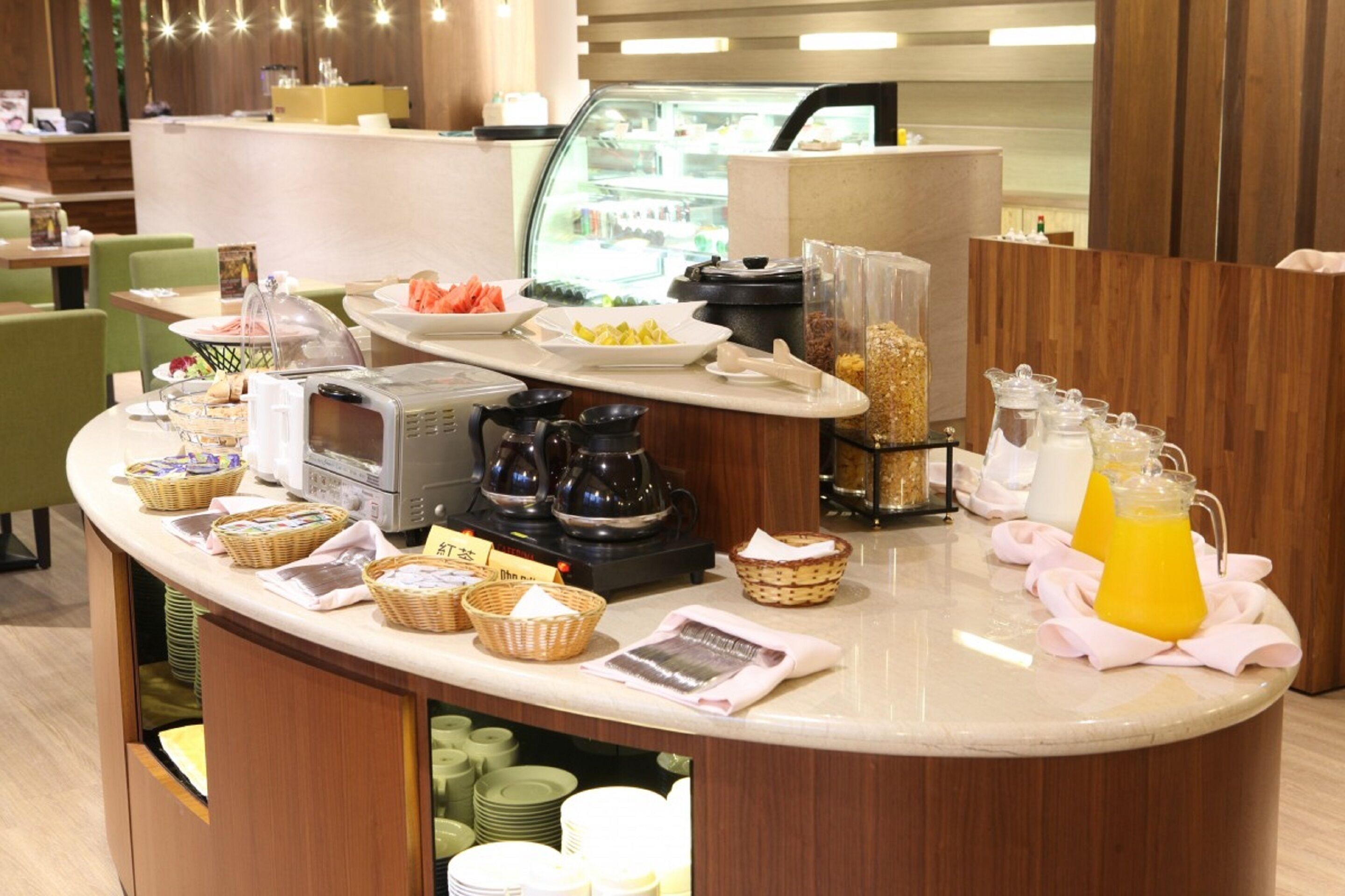 朝食 (フル ブレックファスト)、毎日提供 (1 名様 380 TWD)