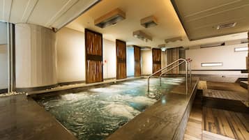 Indoor spa tub