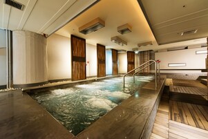 Indoor spa tub