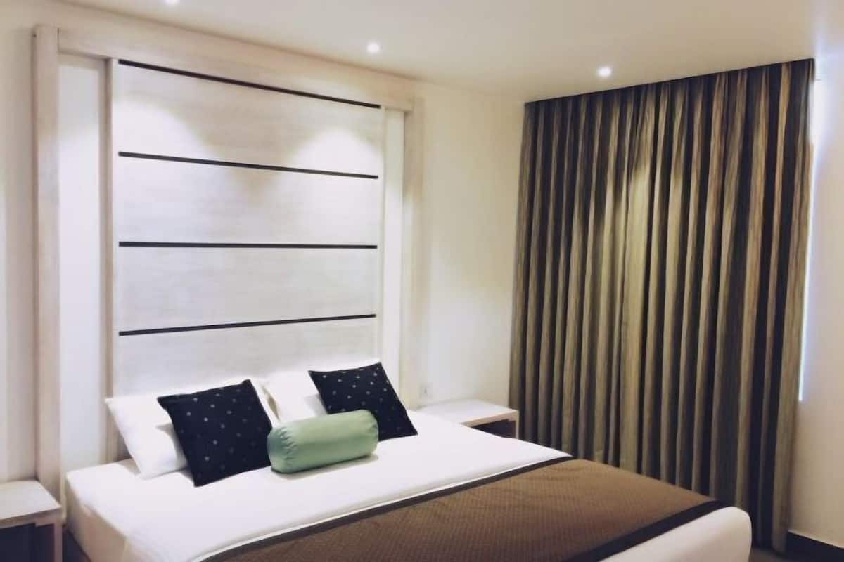 In-room safe, desk, soundproofing, free WiFi