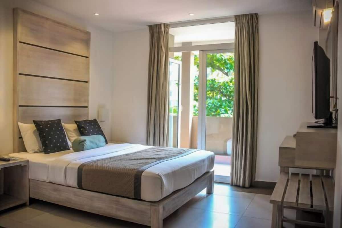 In-room safe, desk, soundproofing, free WiFi