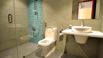 Shower, free toiletries, bidet, towels