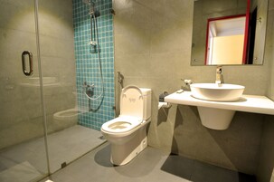 Shower, free toiletries, bidet, towels
