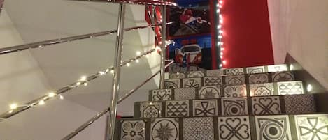 Una escalera con baldosas estampadas y un cartel con un mensaje sobre felicidad y viajes.