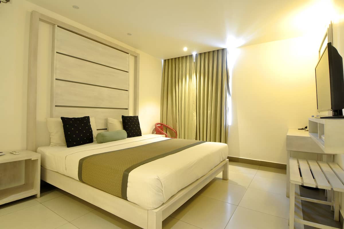 In-room safe, desk, soundproofing, WiFi (free)