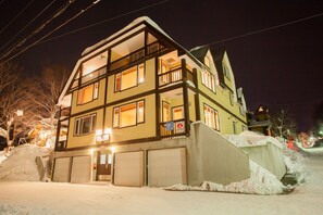 Fassade der Unterkunft – Abend/Nacht