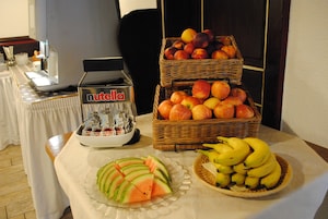 Café da manhã com buffet todos os dias mediante uma taxa
