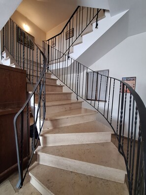 Handrails in stairways - Hotel Zum Breiterle (Rothenburg ob der Tauber)