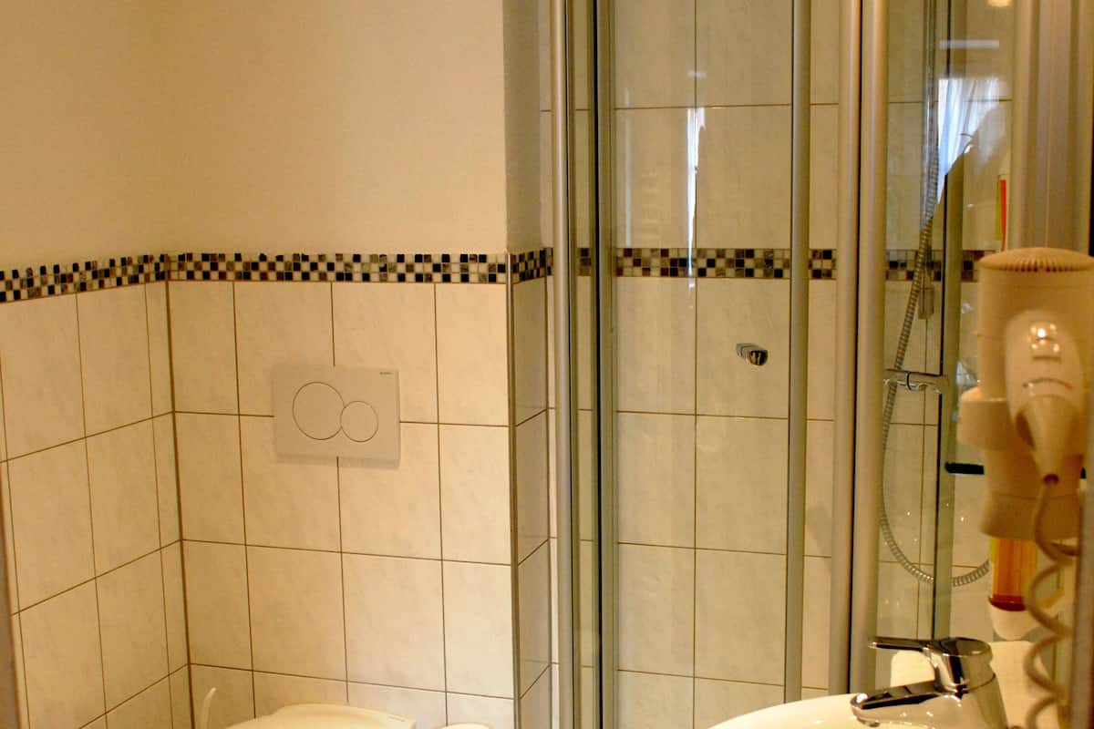 standard twin room, 2 single beds | bathroom | shower, free toiletries, hair dryer, towels