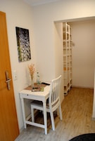 Quarto solteiro standard, 1 cama de solteiro | Área de estar | TV de tela plana