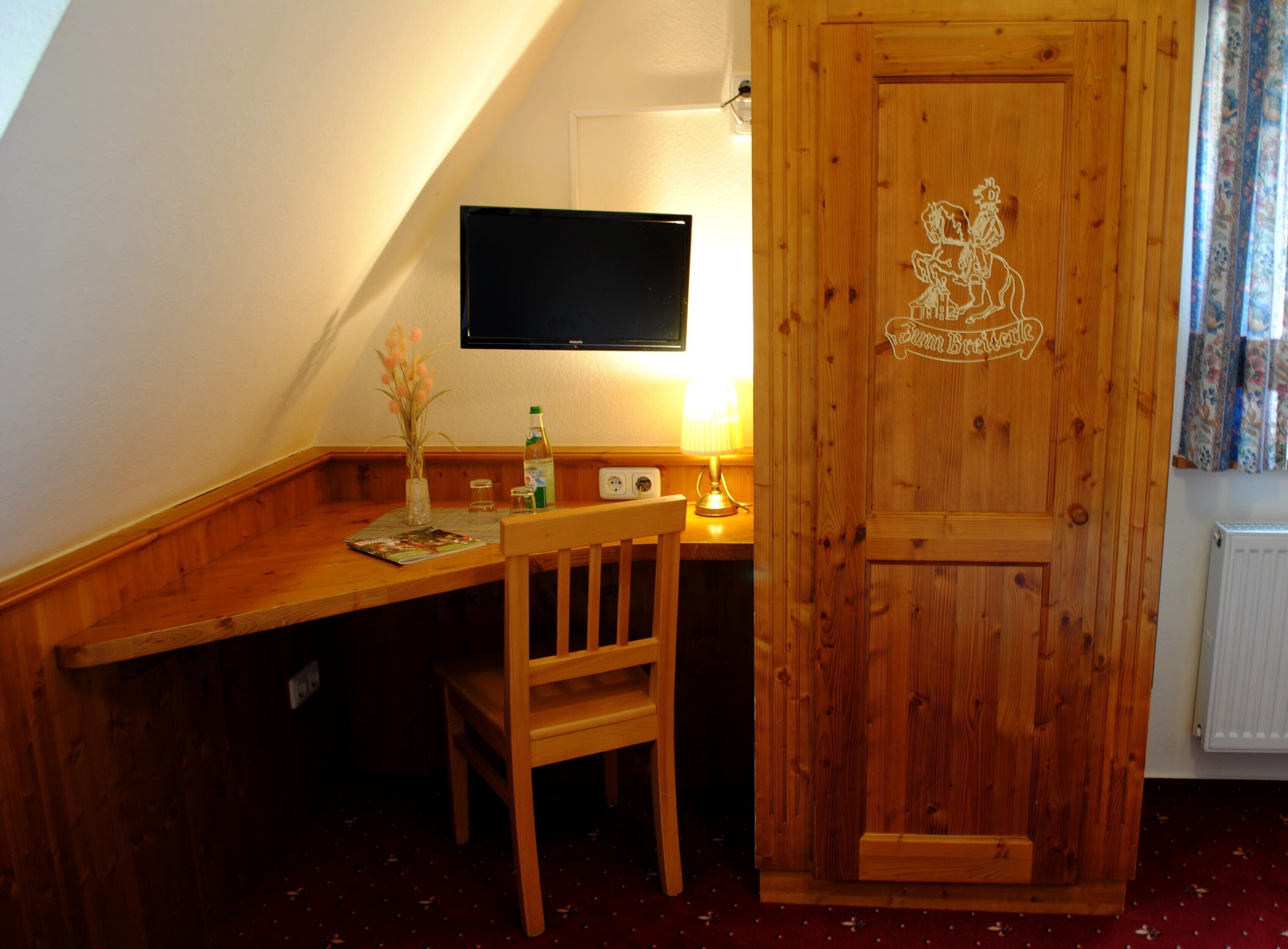 standard twin room, 2 single beds | living area | flat-screen tv