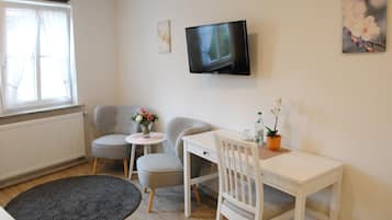 Habitación Confort doble, 1 cama de matrimonio | Zona de estar | Una televisión de pantalla plana