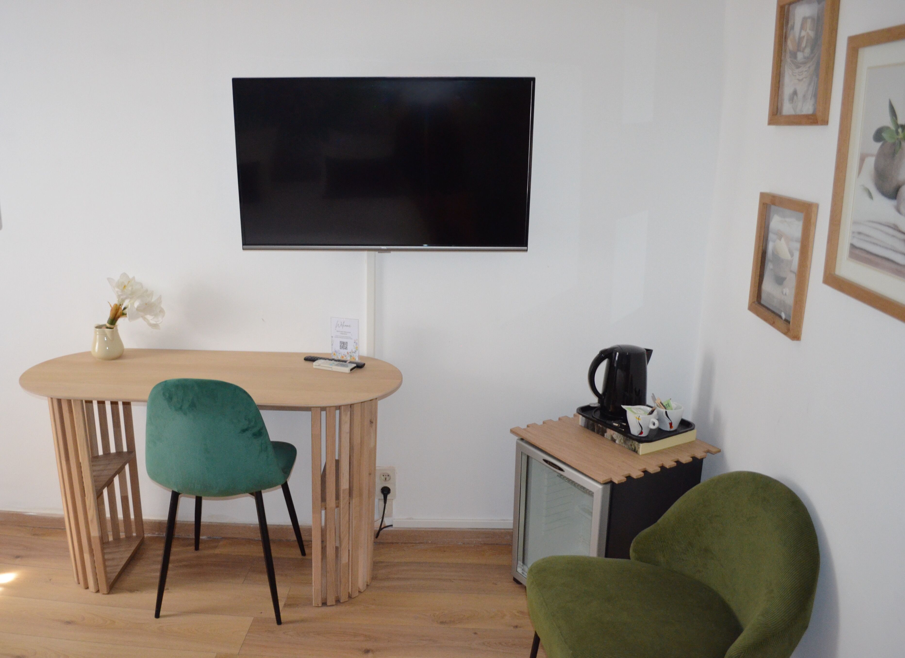 superior room, 1 bedroom | television