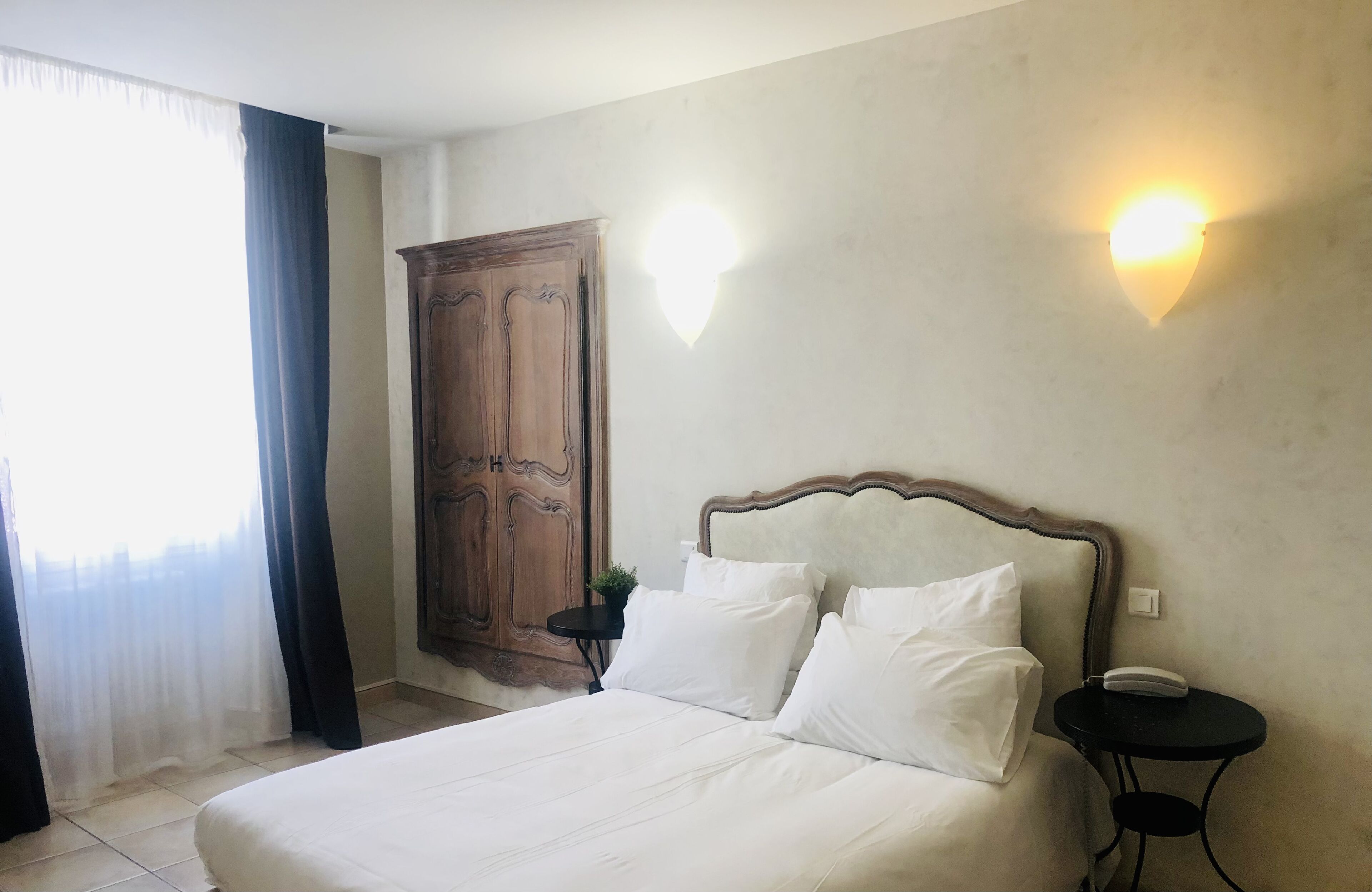 Ropa de cama de alta calidad y minibar 