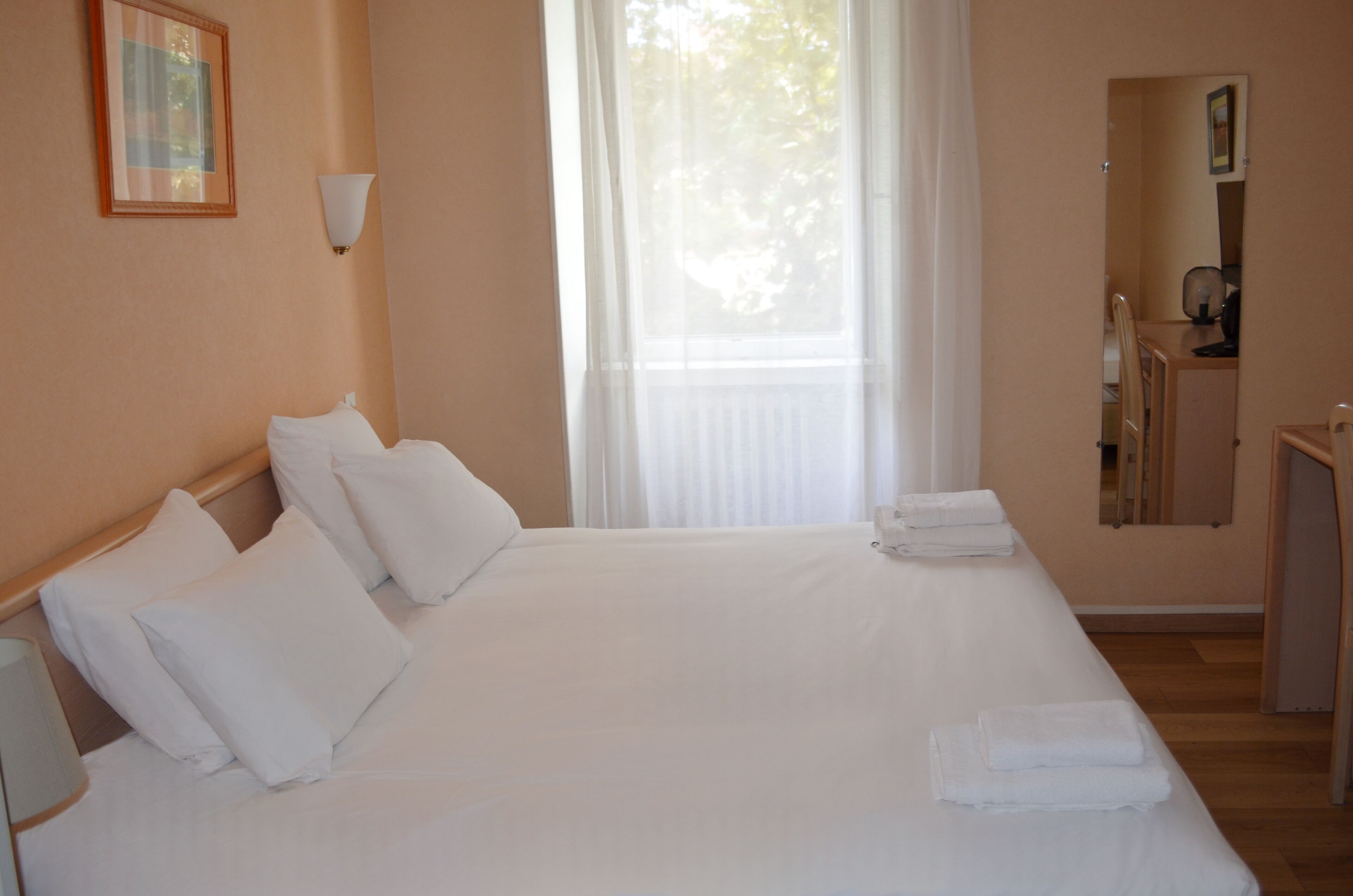 comfort room | premium bedding, minibar, in-room safe, desk