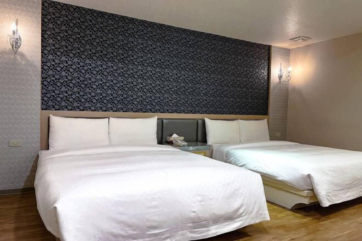 Down duvets, desk, soundproofing, free WiFi