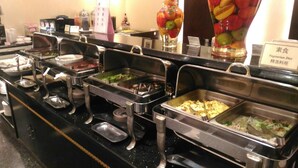 A buffet with various food stations, including a vegetarian section. - Beidoo Hotel (Keelung)