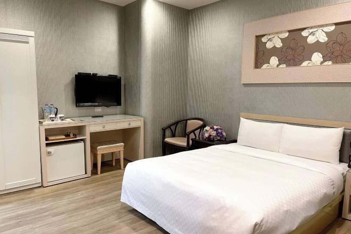 Down duvets, desk, soundproofing, free WiFi