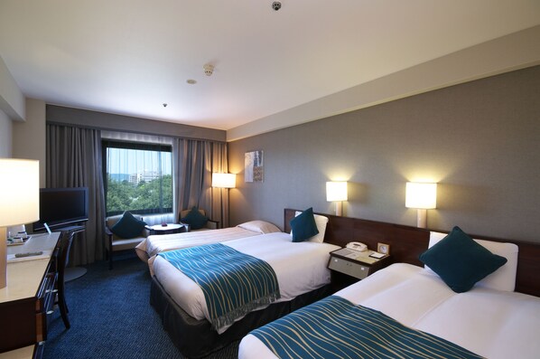 Desk, iron/ironing board, free WiFi, bed sheets - Toyama Dai-ichi Hotel (Toyama)