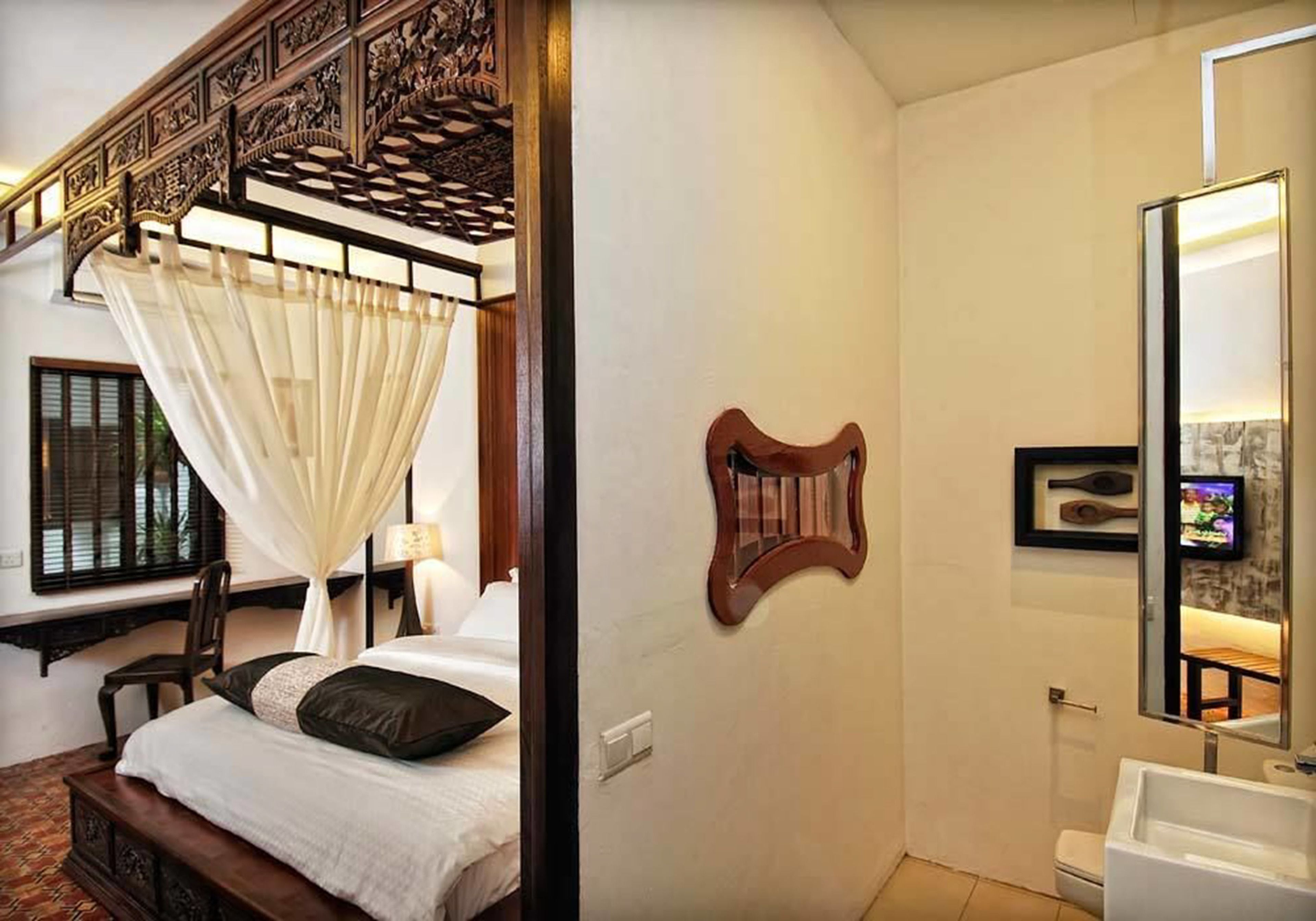 deluxe room | bathroom | shower, rainfall showerhead, free toiletries, hair dryer