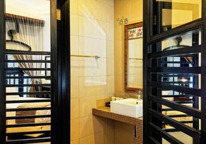 Douche, douche à « effet pluie », articles de toilette gratuits