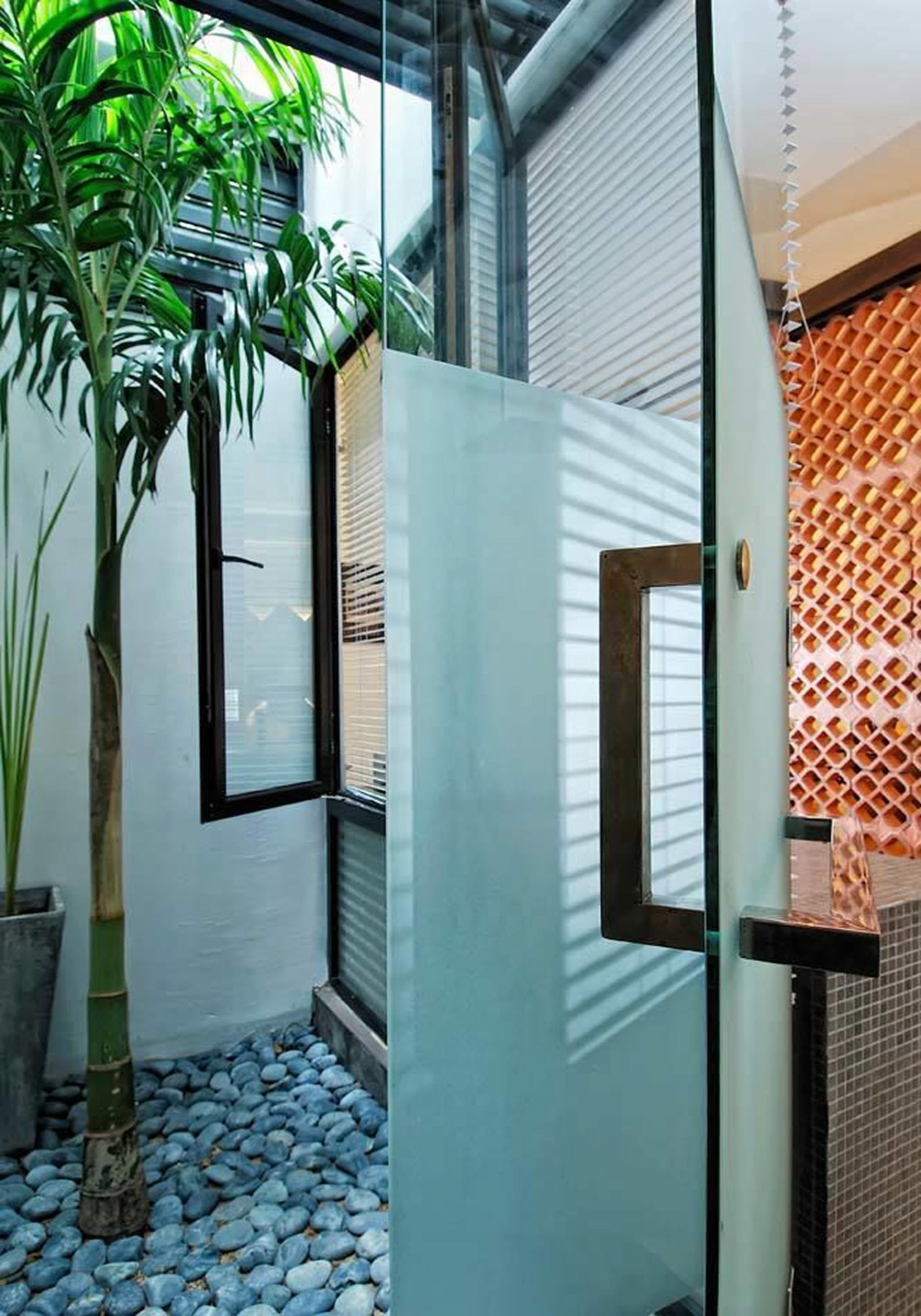 deluxe room | bathroom | shower, rainfall showerhead, free toiletries, hair dryer