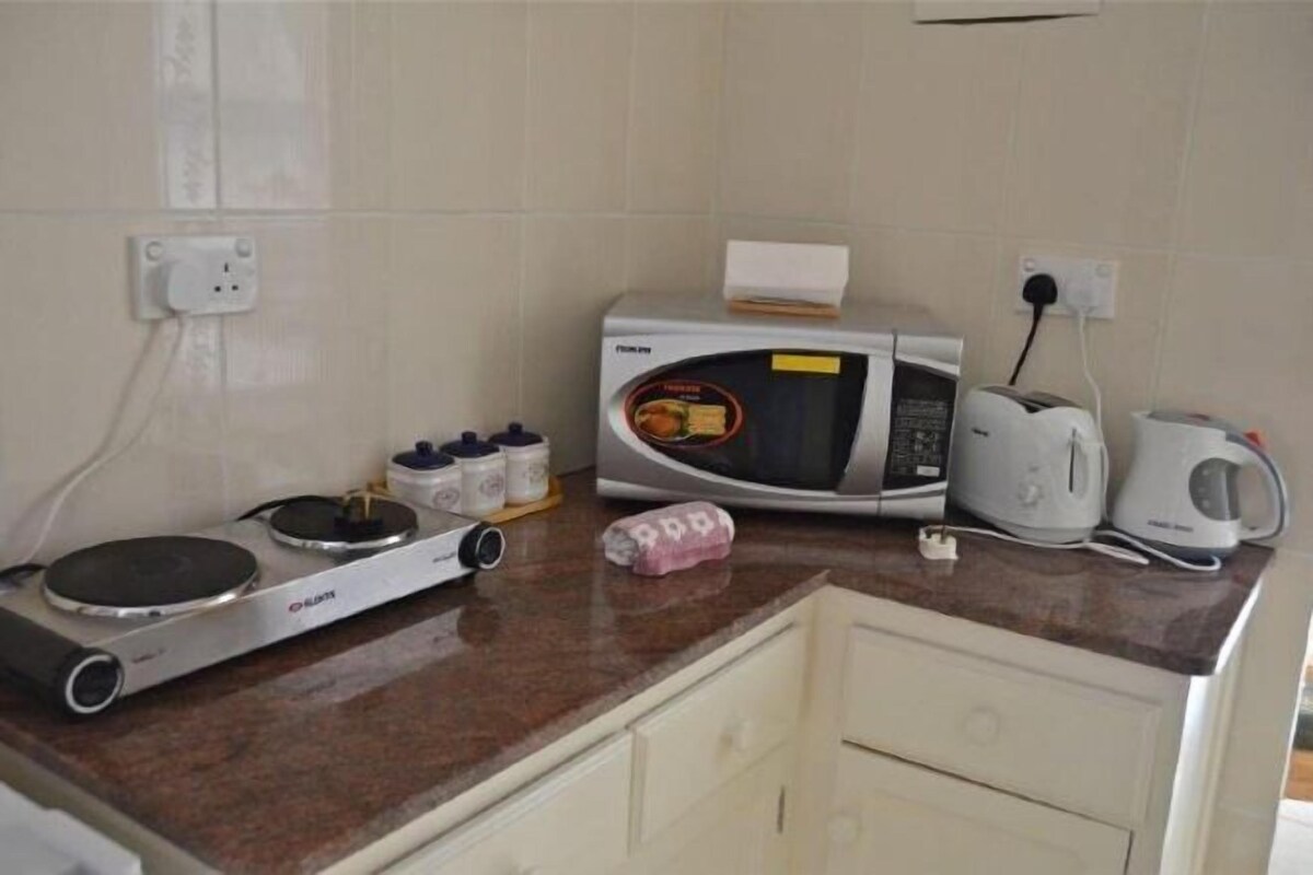 Private kitchen | Coffee/tea maker, full-sized fridge, microwave, oven