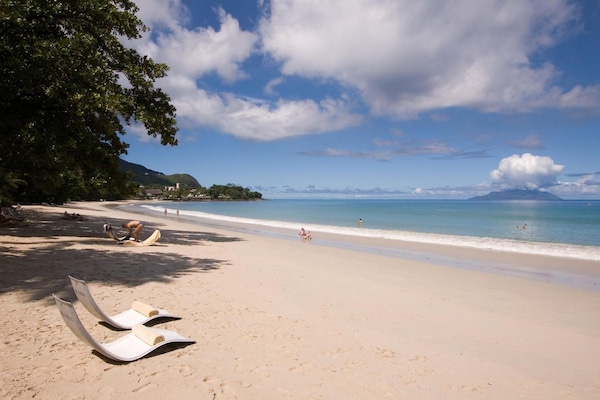Playa en los alrededores y playa de arena blanca
