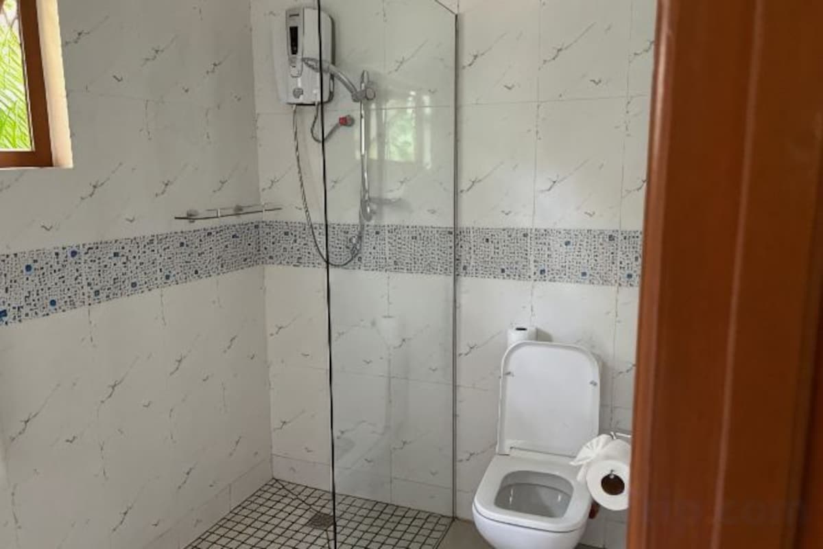 Baño | Ducha, artículos de higiene personal gratuitos y secador de pelo