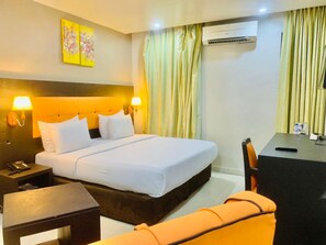 Deluxe Room | Ylelliset vuodevaatteet, minibaari, tallelokero huoneessa