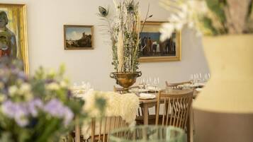 Der serveres morgenmad og aftensmad