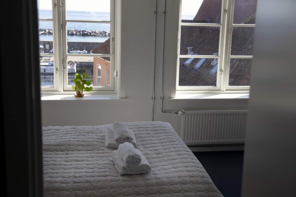 Tweepersoonskamer (Bed is 160cm) | Een bureau, verduisterende gordijnen, babybedden, extra bedden