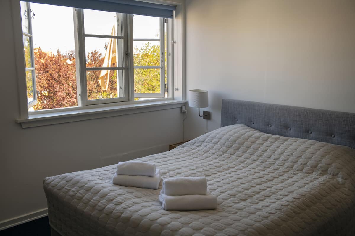 Tweepersoonskamer (Bed is 140-160cm) | Een bureau, verduisterende gordijnen, babybedden, extra bedden